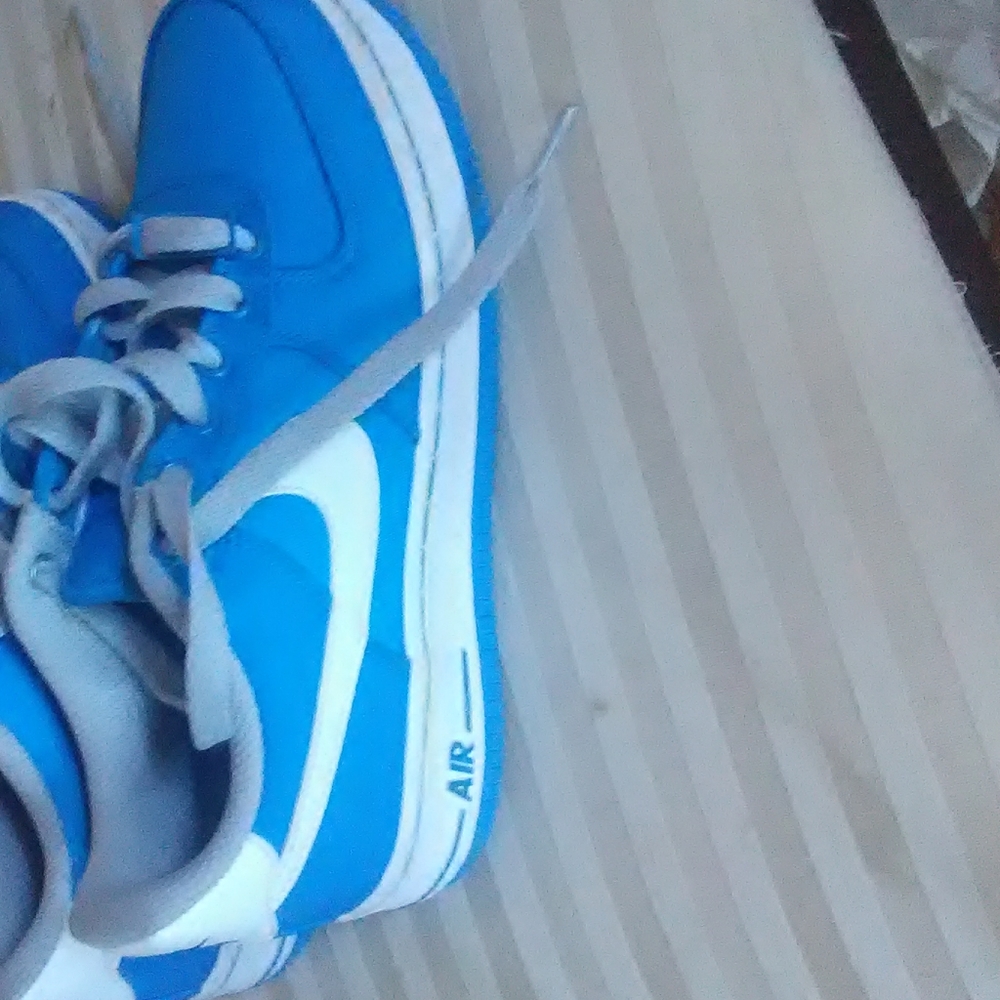 Sneaker - Picture 2 of 4